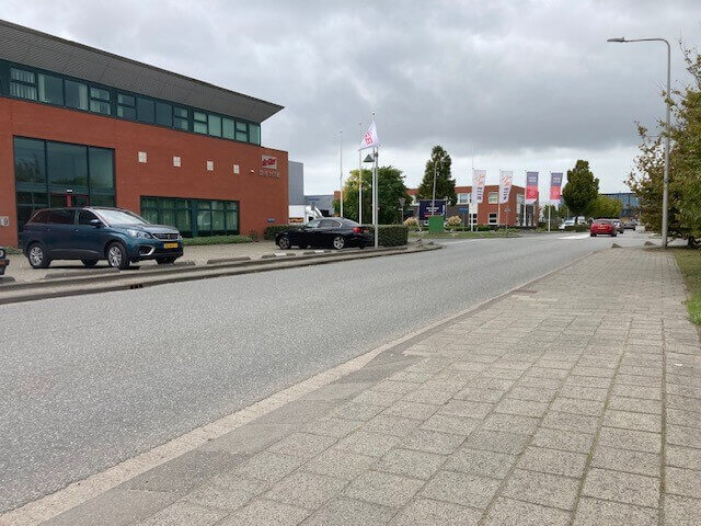 230928 geborstelde trottoirs